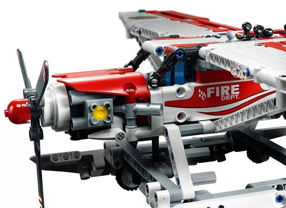 LEGO Technic 42040 : L'avion des pompiers Play Again