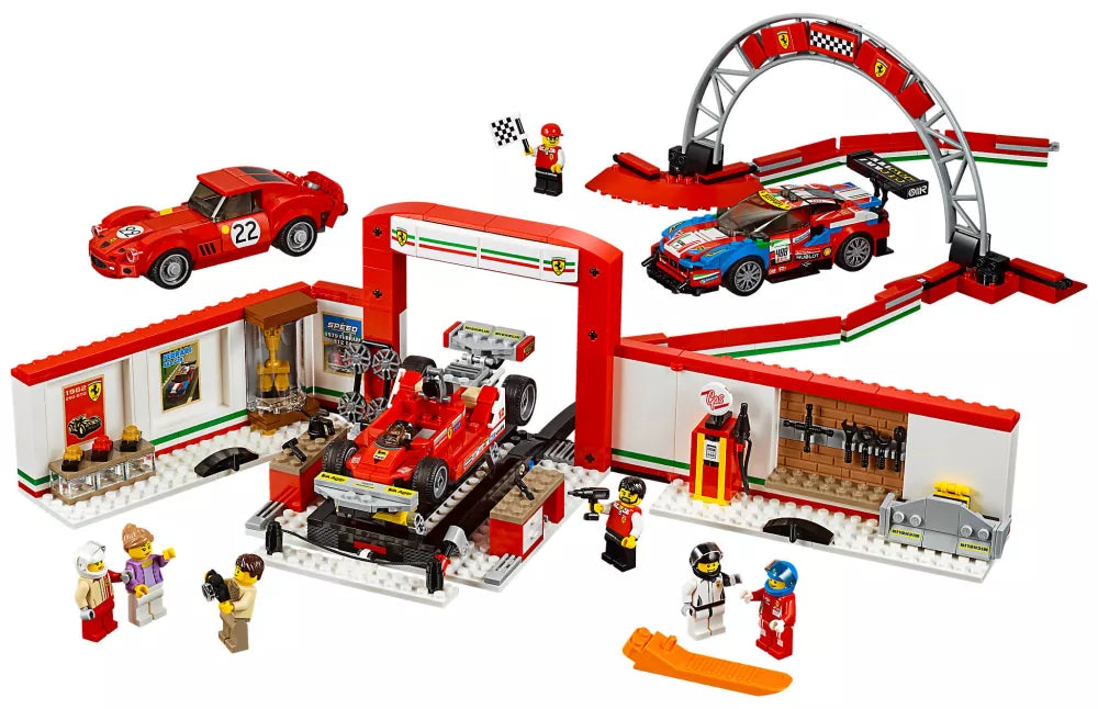 Contenu du set LEGO 75889 : stand Ferrari avec pont élévateur, arche de départ, Ferrari 250 GTO, 312 T4, 488 GTE et 7 minifigurines