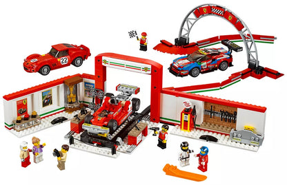 Contenu du set LEGO 75889 : stand Ferrari avec pont élévateur, arche de départ, Ferrari 250 GTO, 312 T4, 488 GTE et 7 minifigurines